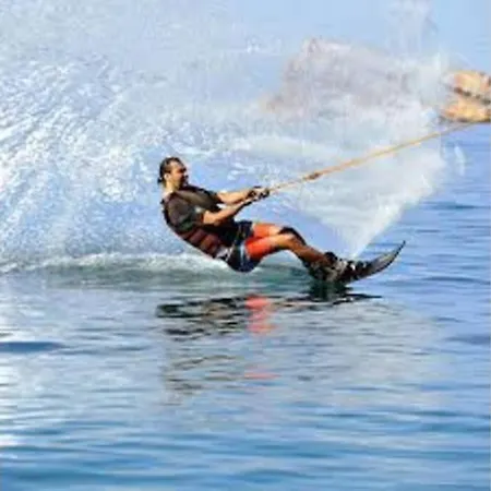 Mediterraneo, Muy Centrico, En Plaza Triangular, Soleado, Con Jardines Y Piscina Y La Playa Enfrente Andando, Con Parking Exterior Comunitario *