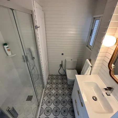 Mediterraneo, Muy Centrico, En Plaza Triangular, Soleado, Con Jardines Y Piscina Y La Playa Enfrente Andando, Con Parking Exterior Comunitario *