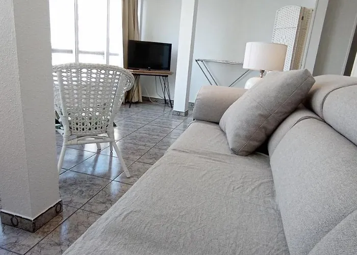 Mediterraneo, Muy Centrico, En Plaza Triangular, Soleado, Con Jardines Y Piscina Y La Playa Enfrente Andando, Con Parking Exterior Comunitario *